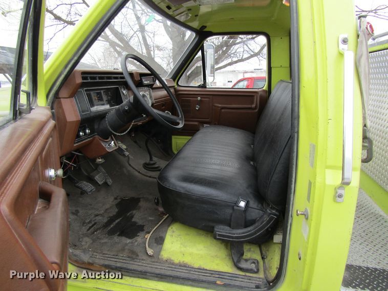 image for item GC9786 1982 Ford F800  pumper fire truck