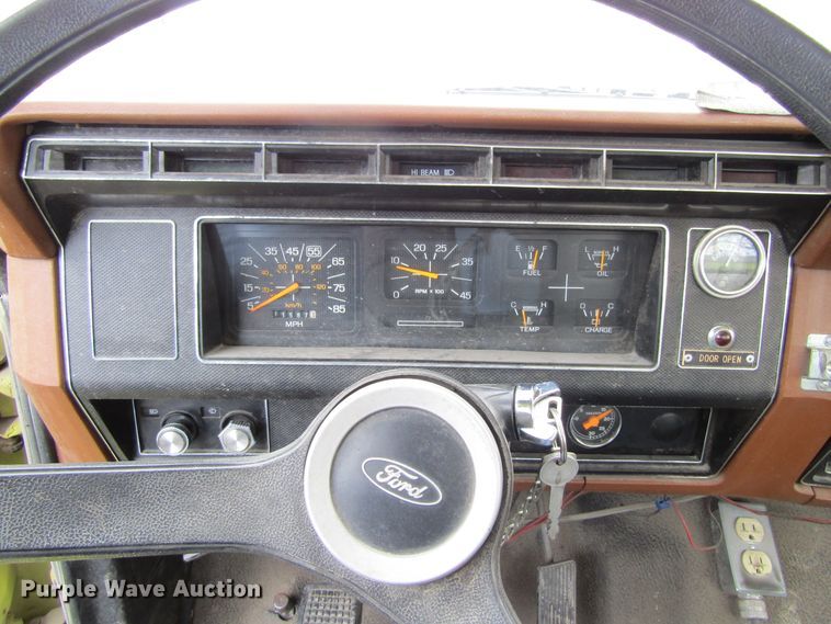 image for item GC9786 1982 Ford F800  pumper fire truck