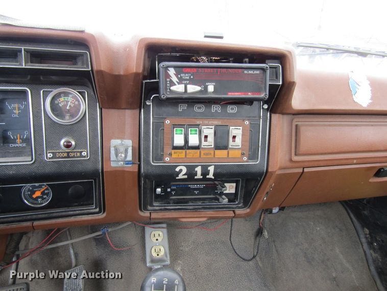 image for item GC9786 1982 Ford F800  pumper fire truck