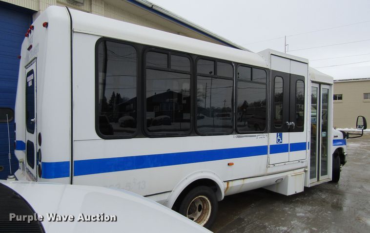 image for item GC9787 2009 Ford E450  shuttle bus