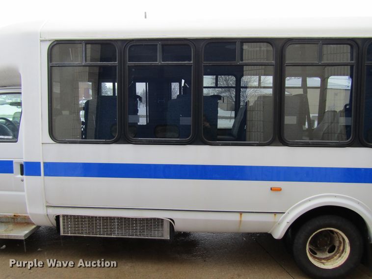 image for item GC9787 2009 Ford E450  shuttle bus