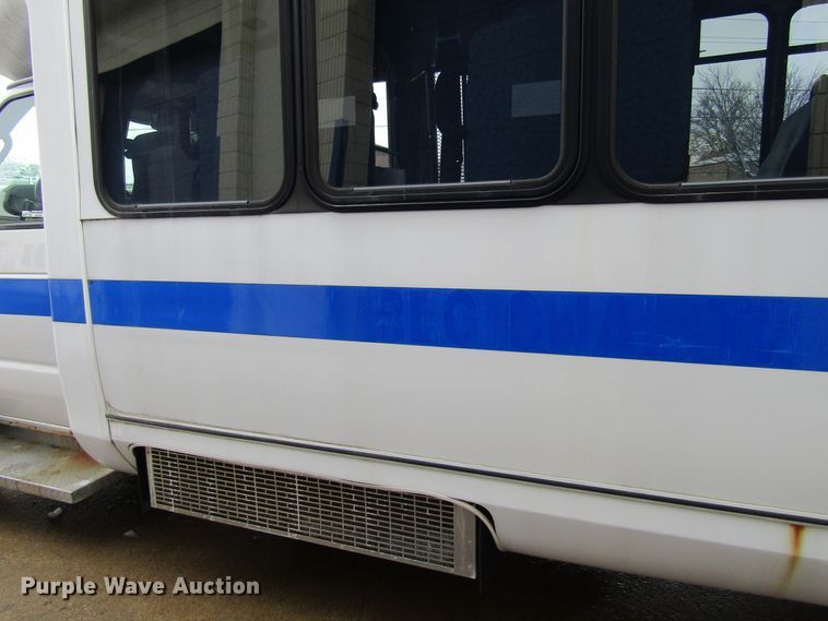image for item GC9787 2009 Ford E450  shuttle bus