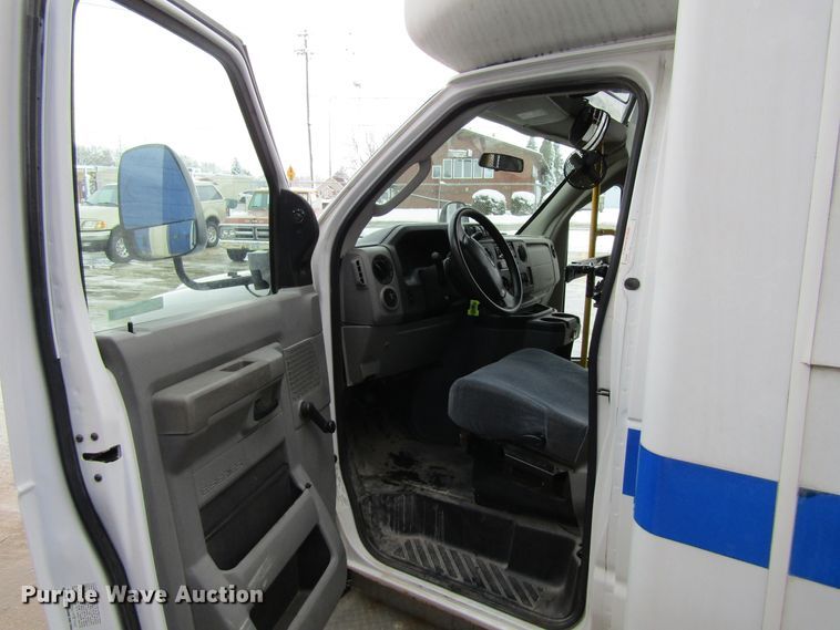 image for item GC9787 2009 Ford E450  shuttle bus
