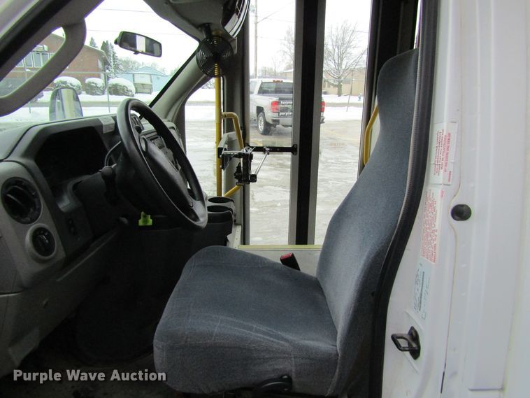 image for item GC9787 2009 Ford E450  shuttle bus