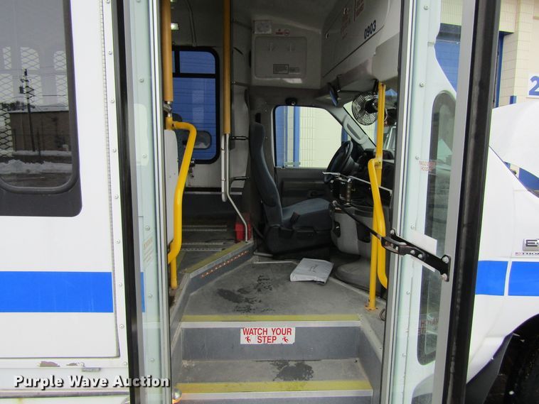 image for item GC9787 2009 Ford E450  shuttle bus