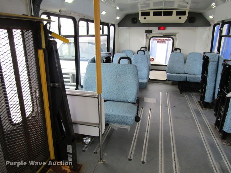 image for item GC9787 2009 Ford E450  shuttle bus