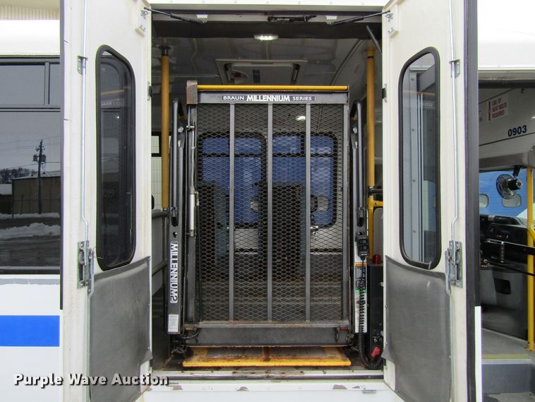 image for item GC9787 2009 Ford E450  shuttle bus