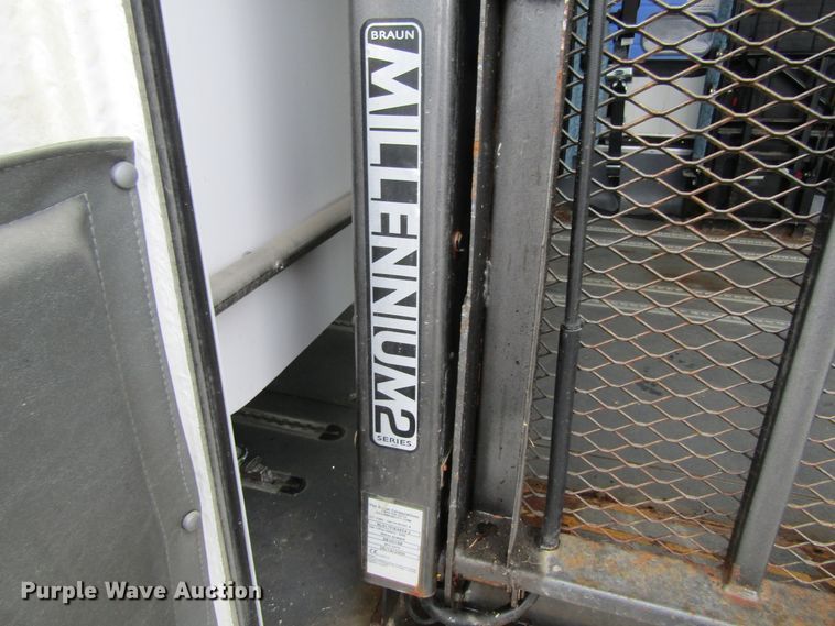 image for item GC9787 2009 Ford E450  shuttle bus