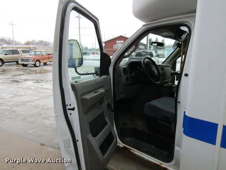 image for item GC9788 2009 Ford E450  shuttle bus
