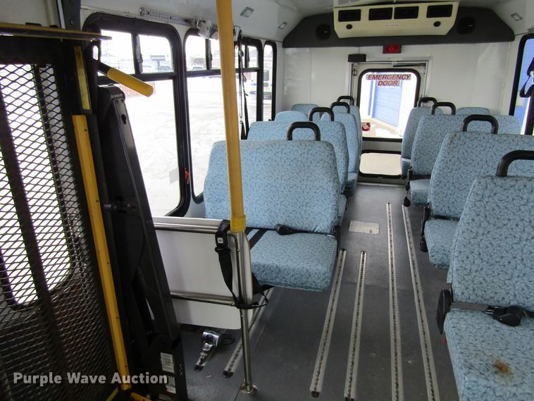 image for item GC9788 2009 Ford E450  shuttle bus