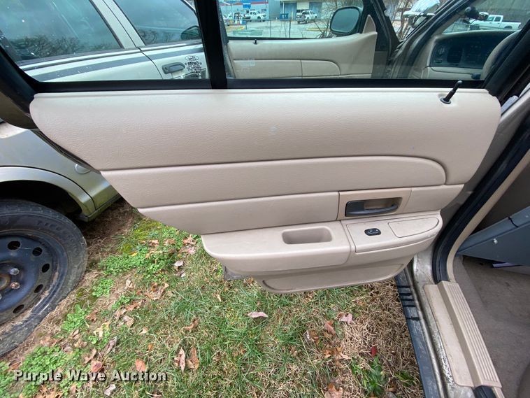 image for item HR9302 2005 Ford Crown Victoria Police Interceptor