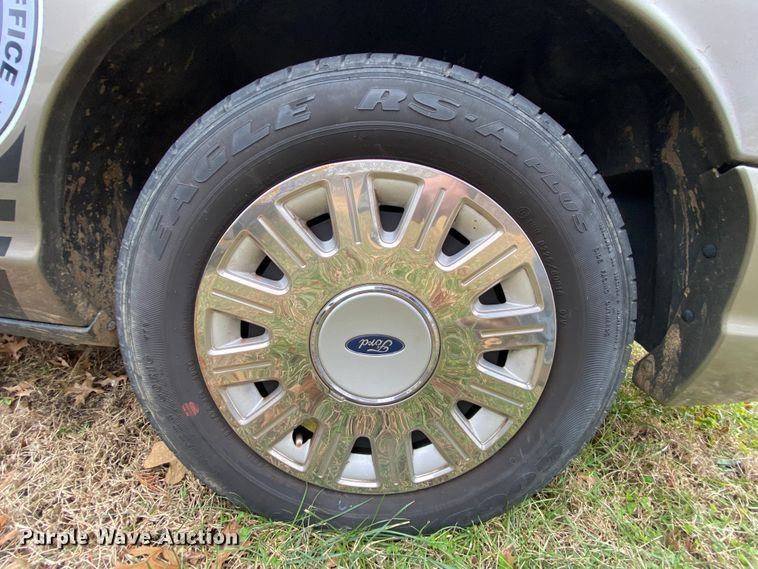 image for item HR9302 2005 Ford Crown Victoria Police Interceptor