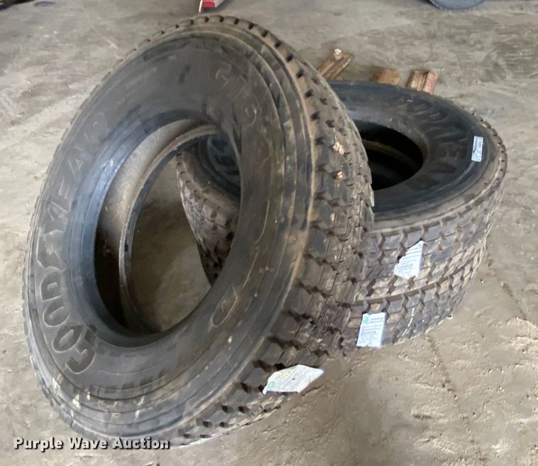 image for item HR9339 (3) Michelin G164RTD 11R22.5 recapped tires