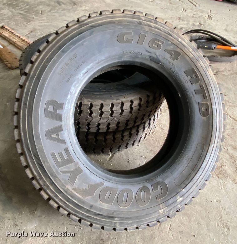 image for item HR9339 (3) Michelin G164RTD 11R22.5 recapped tires