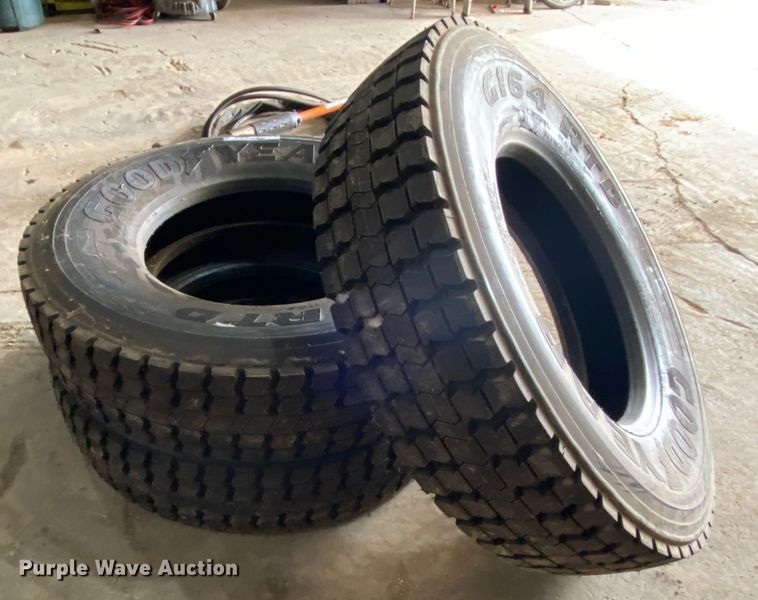 image for item HR9339 (3) Michelin G164RTD 11R22.5 recapped tires