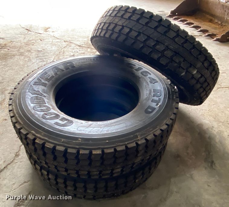 image for item HR9339 (3) Michelin G164RTD 11R22.5 recapped tires