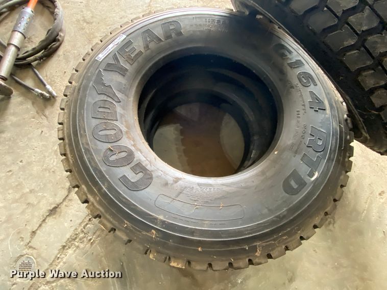 image for item HR9339 (3) Michelin G164RTD 11R22.5 recapped tires