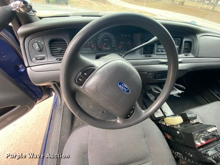 image for item HR9354 2004 Ford Crown Victoria Police Interceptor