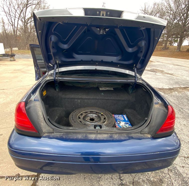 image for item HR9354 2004 Ford Crown Victoria Police Interceptor