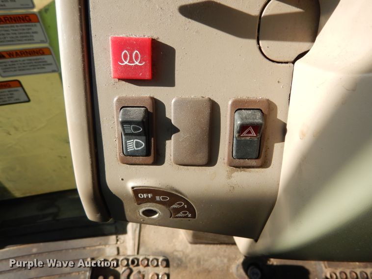 image for item HV9585 2004 John Deere 6615  tractor