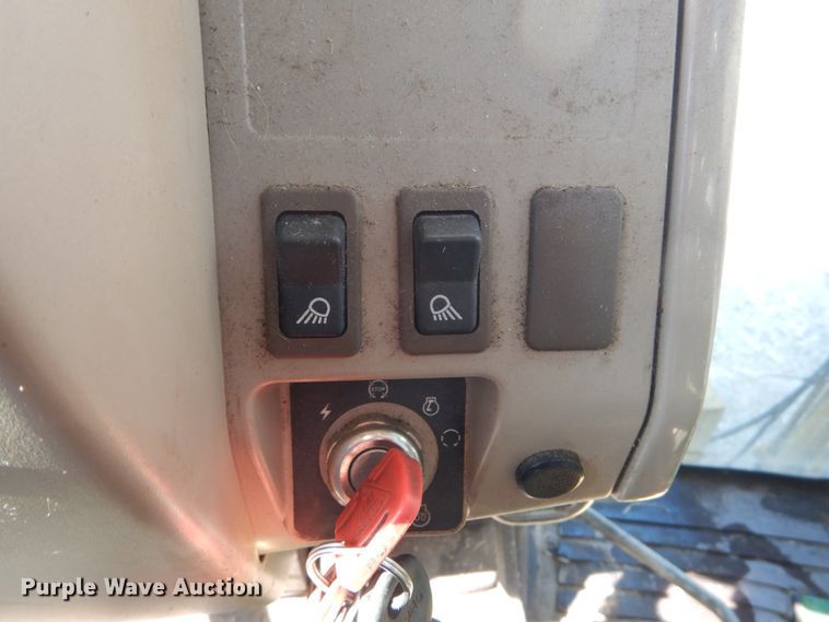 image for item HV9585 2004 John Deere 6615  tractor