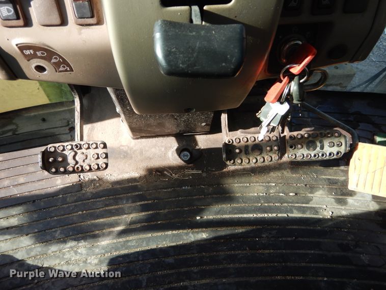 image for item HV9585 2004 John Deere 6615  tractor