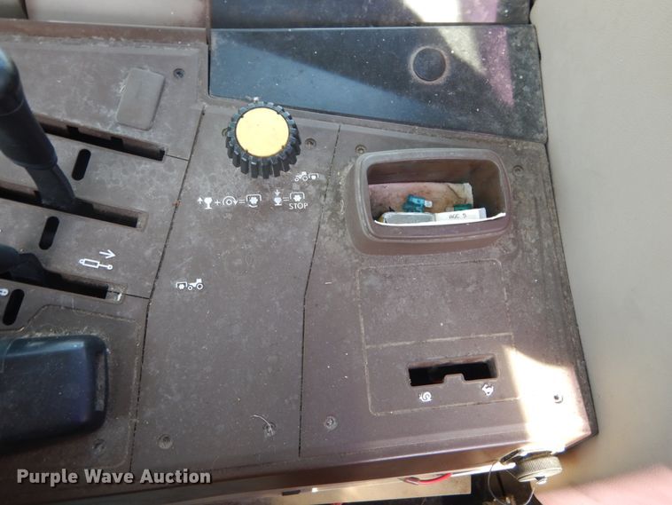 image for item HV9585 2004 John Deere 6615  tractor