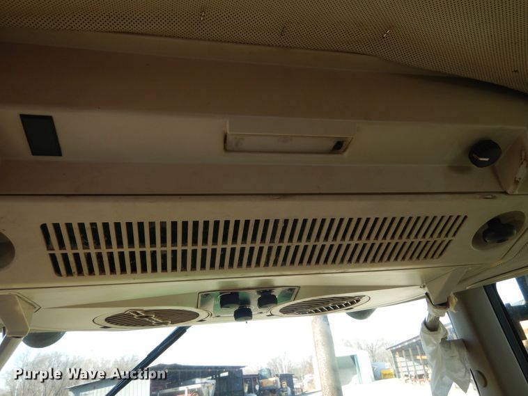 image for item HV9585 2004 John Deere 6615  tractor