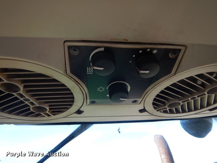 image for item HV9585 2004 John Deere 6615  tractor