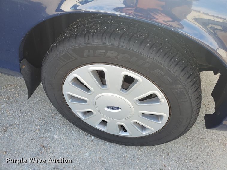 image for item HW9598 2010 Ford Crown Victoria Police Interceptor