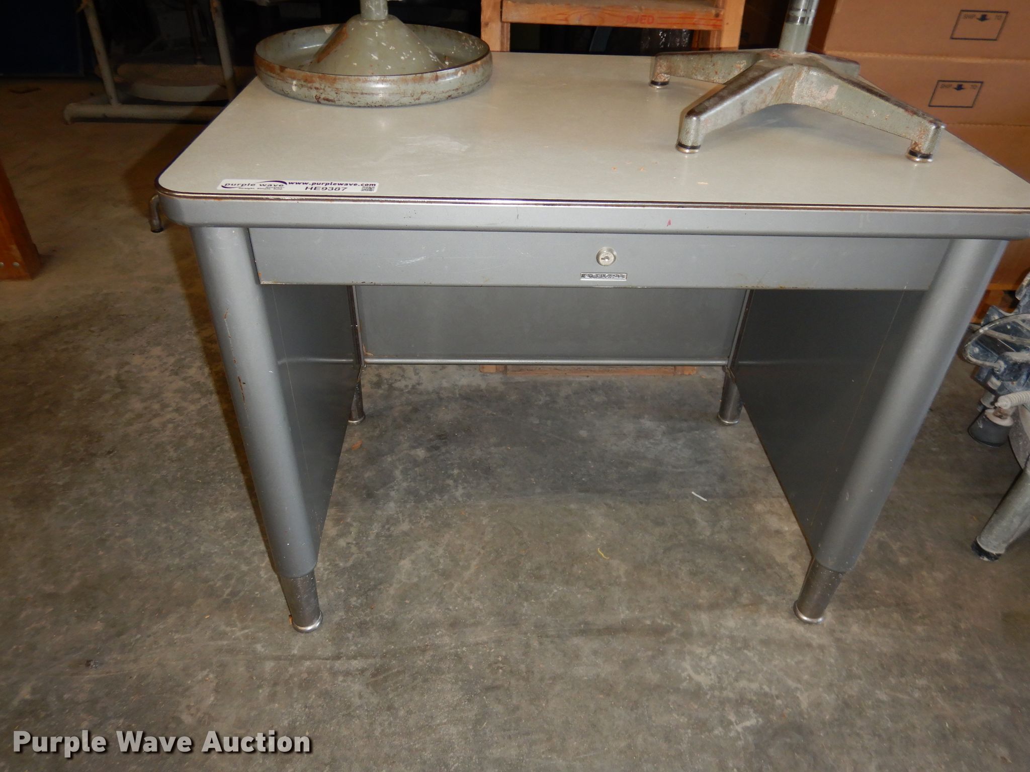 Furniture in Emporia, KS Item HE9387 sold Purple Wave