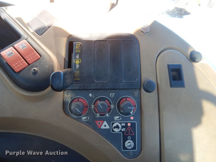 image for item HU9972 2005 AGCO RT100  MFWD tractor