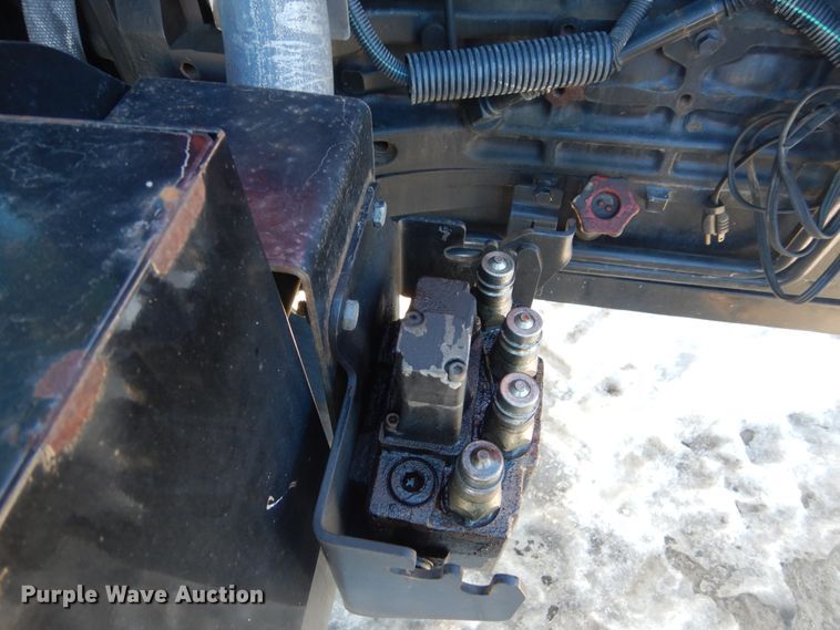 image for item HU9972 2005 AGCO RT100  MFWD tractor