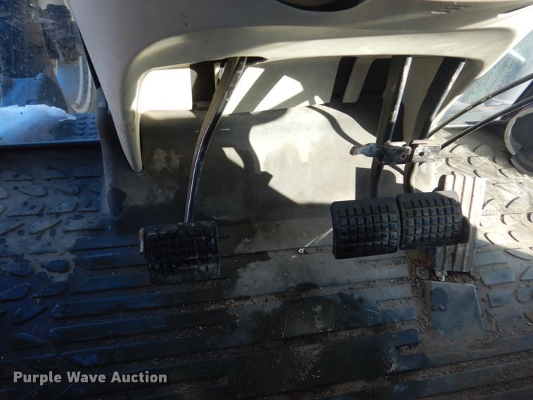 image for item HU9975 2005 AGCO RT100  tractor