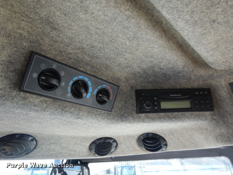 image for item HU9975 2005 AGCO RT100  tractor