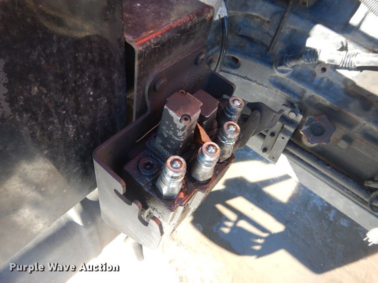 image for item HU9975 2005 AGCO RT100  tractor