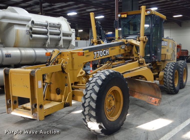 image for item IG9099 2004 John Deere 770CH Series II  motor grader