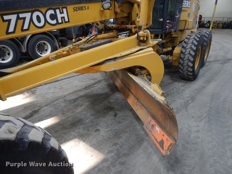 image for item IG9099 2004 John Deere 770CH Series II  motor grader