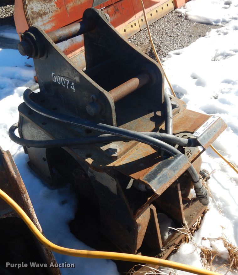 image for item IG9117 Caterpillar plate compactor