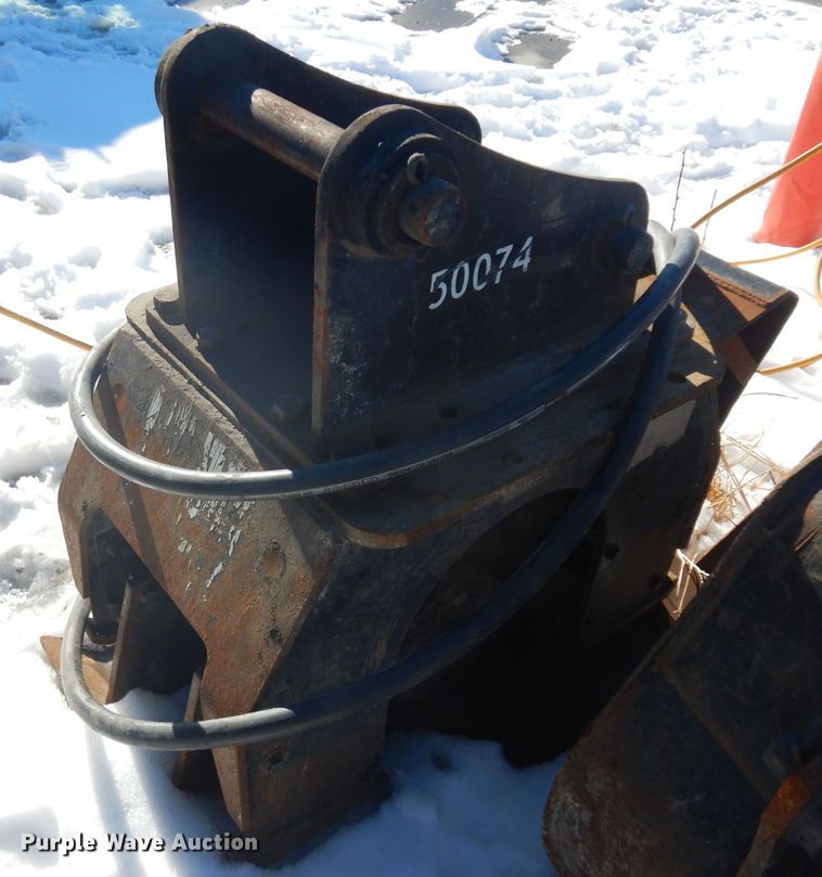 image for item IG9117 Caterpillar plate compactor