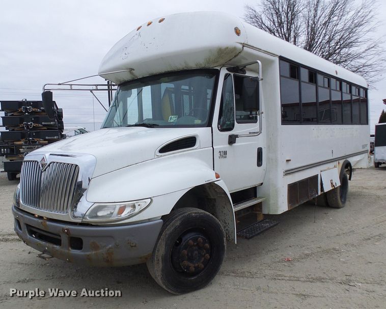 image for item DC2840 2004 International PC015  shuttle bus