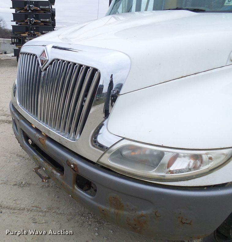 image for item DC2840 2004 International PC015  shuttle bus