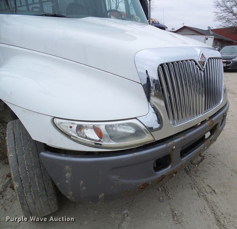 image for item DC2840 2004 International PC015  shuttle bus