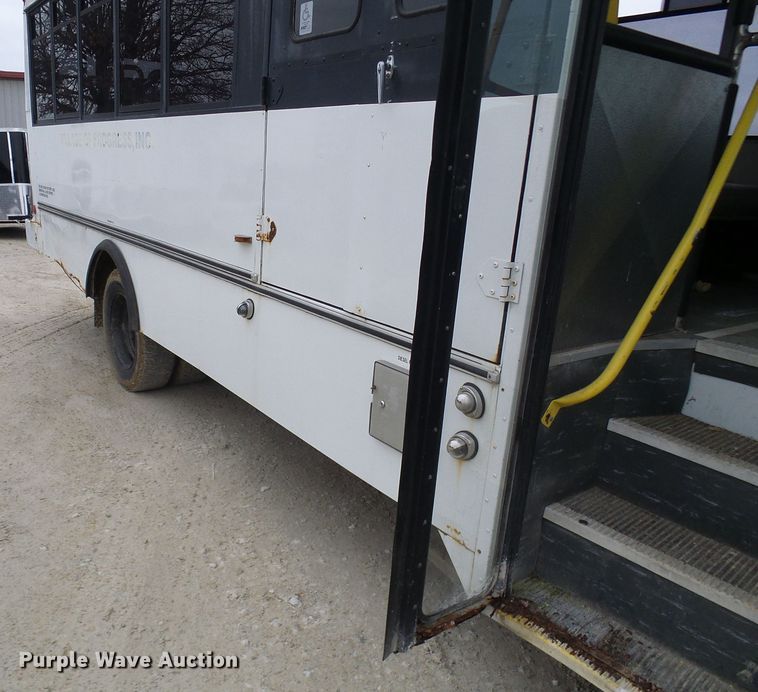 image for item DC2840 2004 International PC015  shuttle bus