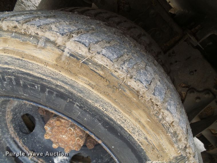 image for item DC2840 2004 International PC015  shuttle bus