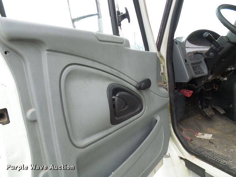 image for item DC2840 2004 International PC015  shuttle bus