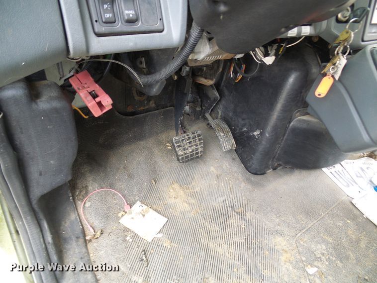 image for item DC2840 2004 International PC015  shuttle bus