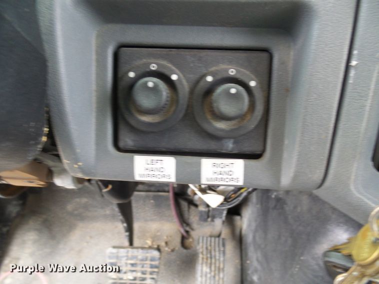 image for item DC2840 2004 International PC015  shuttle bus