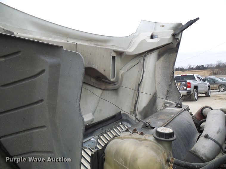 image for item DC2840 2004 International PC015  shuttle bus