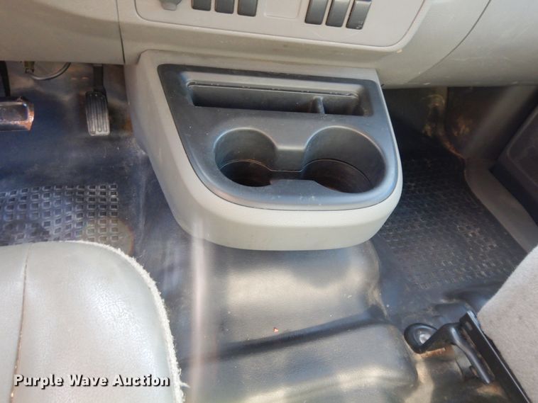 image for item DF5307 2013 Nissan NV2500 van